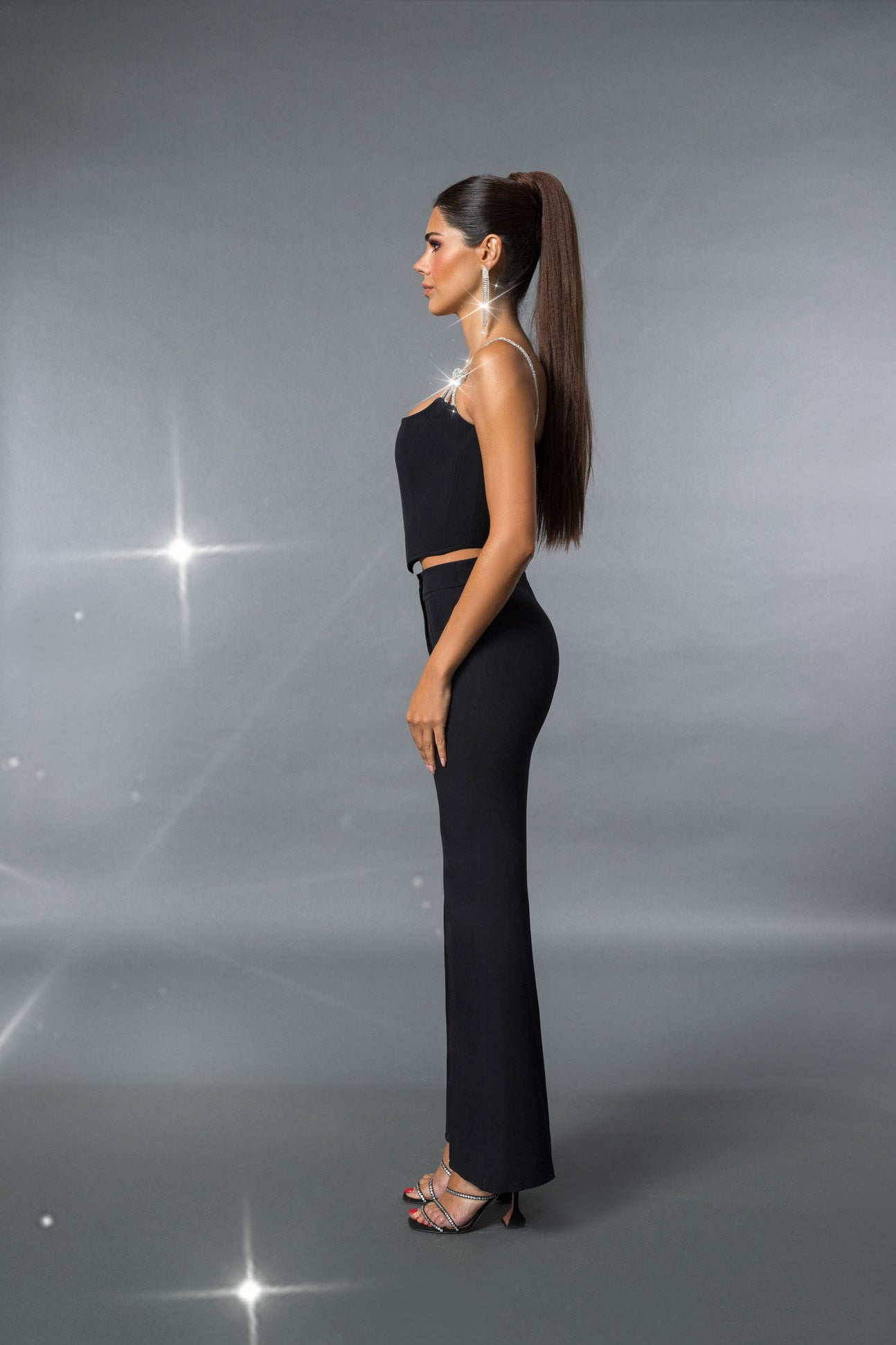 Pantalon classique noir taille haute avec jambes évasées