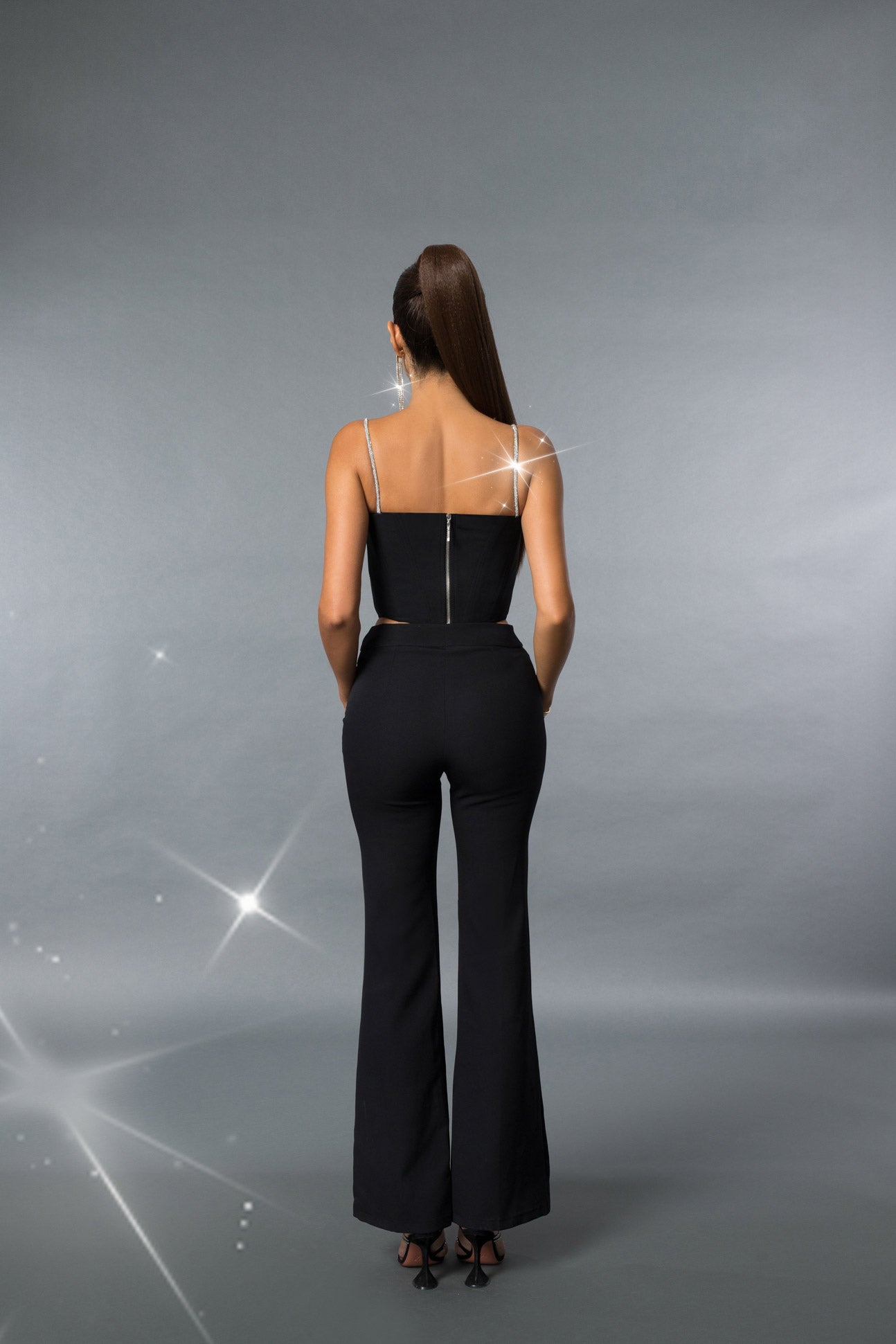 Pantalon classique noir taille haute avec jambes évasées